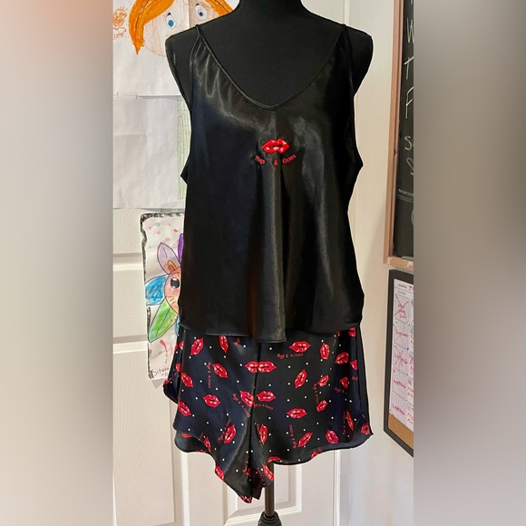 Delicates Pajama Set Liquid Satin Large Kisses Cami & Shorts Sexy - Picture 14 of 15